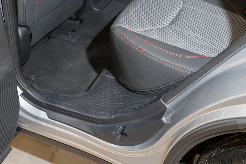 ルーフへのアクセスなども考慮してリアステップを大型化