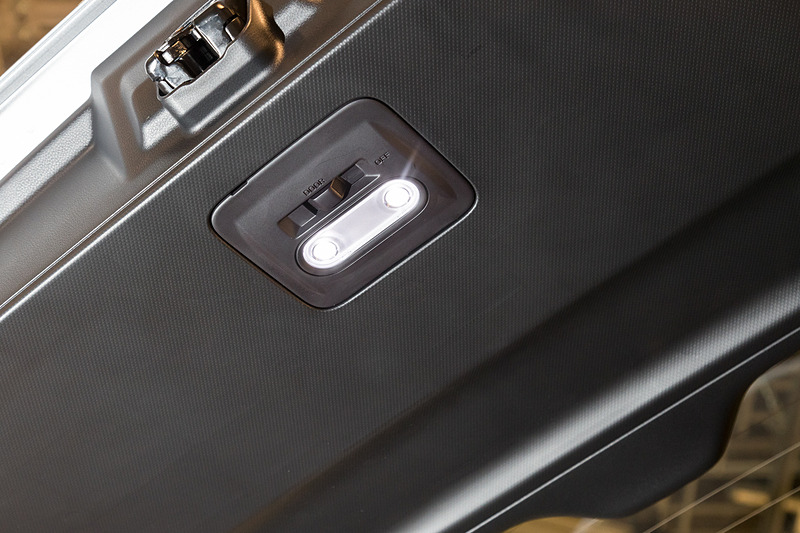 SPORTのみリアゲートの開放に連動した作業灯を用意