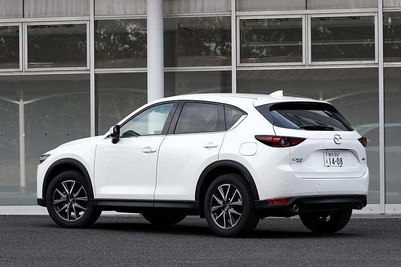CX-5 XD L Package（4WD）。ボディカラーは「スノーフレイクホワイトパールマイカ」