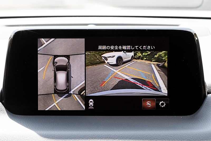 新たにメーカーオプション設定された「360°ビュー・モニター」は、「トップビュー」「フロントビュー」「リアビュー」「左右サイドビュー」などを表示可能。後退時にはステアリング操作と連動して、黄色いラインで車両が動く予測軌跡を画面上に表示する