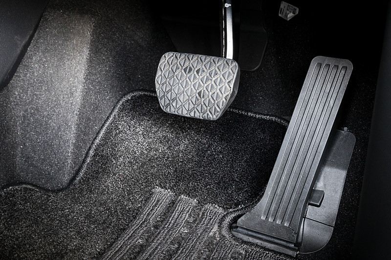 アクセルペダルはオルガン式となる