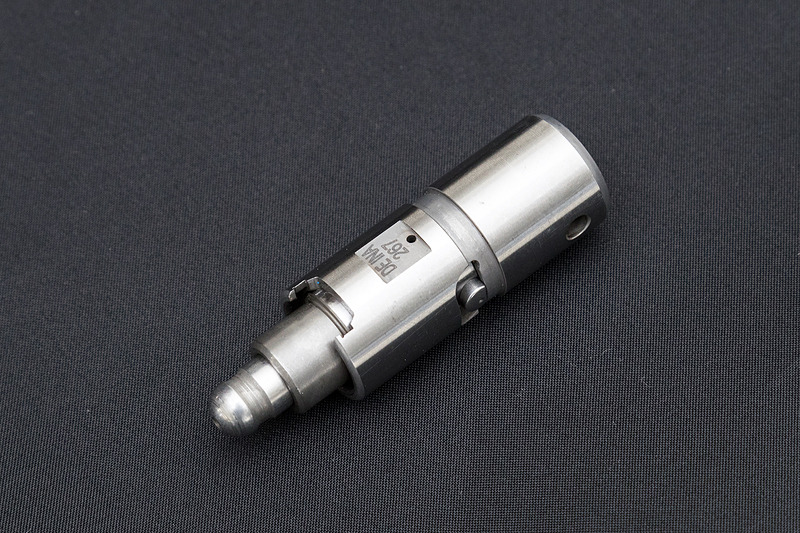 気筒休止でバルブ開閉を停止させるキーとなる「スイッチャブルHLA（ハイドロリックラッシュアジャスター）」。油圧でロックピンを解除してカムシャフトがてこの原理で動かす作用点を切り換え、バルブ開閉をキャンセル