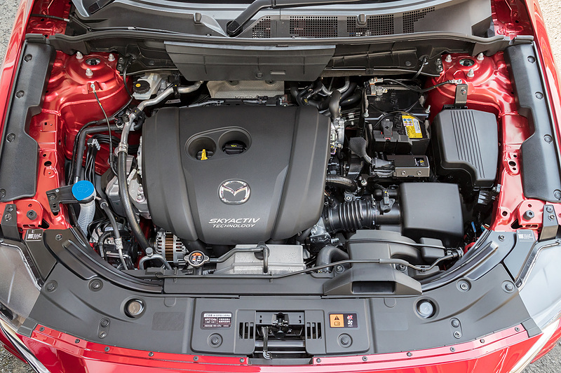 「SKYACTIV-G 2.5」で、左側が商品改良後の「PY-RPS」型エンジン、右側が商品改良前の「PY-VPS」型エンジン。2WDと4WDで出力が異なり、4WDの新しいエンジンは従来から4PS/5N･mアップの最高出力138kW（188PS）/6000rpm、最大トルク250N･m（25.5kgf･m）/4000rpmを発生。エンジンカバーのほか、運転席側の側面に設置されたパーツが異なっている