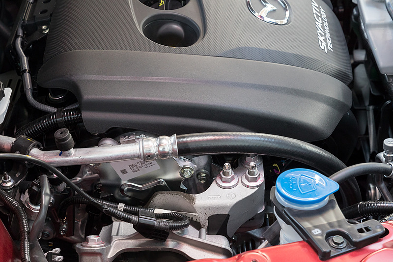 「SKYACTIV-G 2.5」で、左側が商品改良後の「PY-RPS」型エンジン、右側が商品改良前の「PY-VPS」型エンジン。2WDと4WDで出力が異なり、4WDの新しいエンジンは従来から4PS/5N･mアップの最高出力138kW（188PS）/6000rpm、最大トルク250N･m（25.5kgf･m）/4000rpmを発生。エンジンカバーのほか、運転席側の側面に設置されたパーツが異なっている