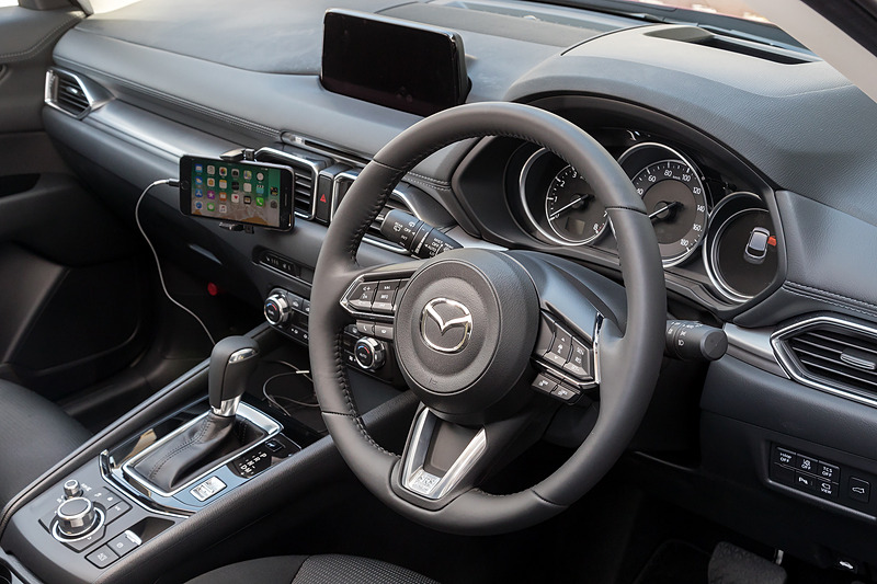 試乗車のセンターコンソールに、専用アプリで気筒休止のON/OFFがひと目で分かるスマホを設置