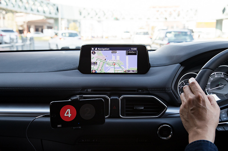 試乗車のセンターコンソールに、専用アプリで気筒休止のON/OFFがひと目で分かるスマホを設置