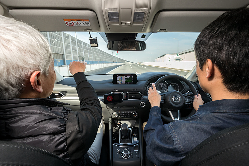 助手席に開発関係者が座って同乗走行。気筒休止のメカニズムなどについて解説を受けつつ、一般道と高速道路で気筒休止の動作を体感した