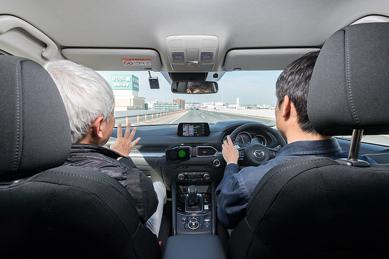 助手席に開発関係者が座って同乗走行。気筒休止のメカニズムなどについて解説を受けつつ、一般道と高速道路で気筒休止の動作を体感した