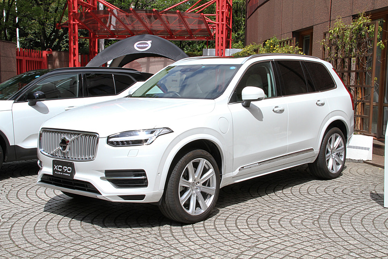 PHV（プラグインハイブリッド）仕様の「XC90 T8 Twin Engine AWD Inscription」（1049万円）。ボディサイズは4950×1960×1760mm（全長×全幅×全高）