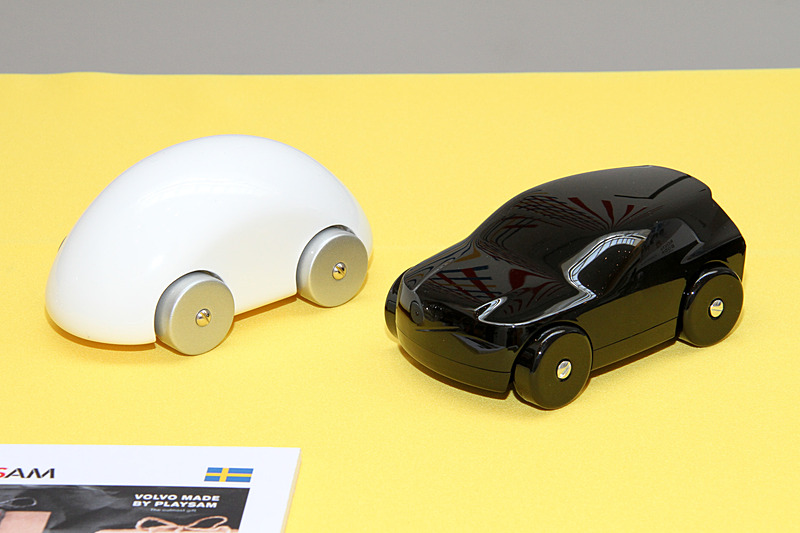 こちらは高級木製玩具メーカー「PLAYSAM（プレイサム）」のクルマ型玩具。PLAYSAMのデザインチームとXC90のデザイナーが試行錯誤して開発した製品という