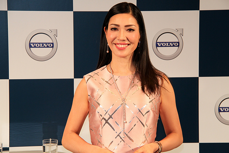 トークショーを行なったアン ミカさん（上）と山本耕史さん（下）。40歳で免許を取得したというアン ミカさんは、以来ボルボ車を乗り継いでいるという大のボルボファン。現在はボルボブランドのアンバサダーを務める。アン ミカさんはボルボ愛を語っていくうちにトークが止まらなくなり、山本さんが圧倒されるひと幕も