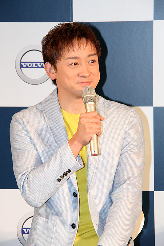 トークショーを行なったアン ミカさん（上）と山本耕史さん（下）。40歳で免許を取得したというアン ミカさんは、以来ボルボ車を乗り継いでいるという大のボルボファン。現在はボルボブランドのアンバサダーを務める。アン ミカさんはボルボ愛を語っていくうちにトークが止まらなくなり、山本さんが圧倒されるひと幕も