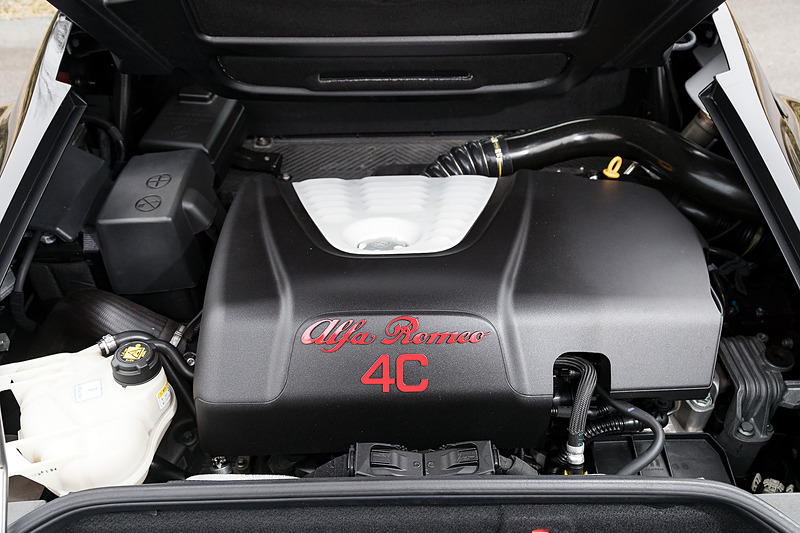 4C スパイダーが搭載する直列4気筒DOHC 1.75リッター直噴ターボ「960A1」型エンジンは最高出力177kW（240PS）/6000rpm、最大トルク350N・m（35.7kgf・m）/2100-4000rpmを発生。Alfa TCT（6速乾式デュアルクラッチオートマチック）を介して後輪を駆動する。エンジンなどを統合制御する「アルファ ロメオD.N.A.システム」では「D（Dynamic）」「N（Natural）」「A（All weather）」に加え、第4のモードとして「Alfa Race」モードが用意される