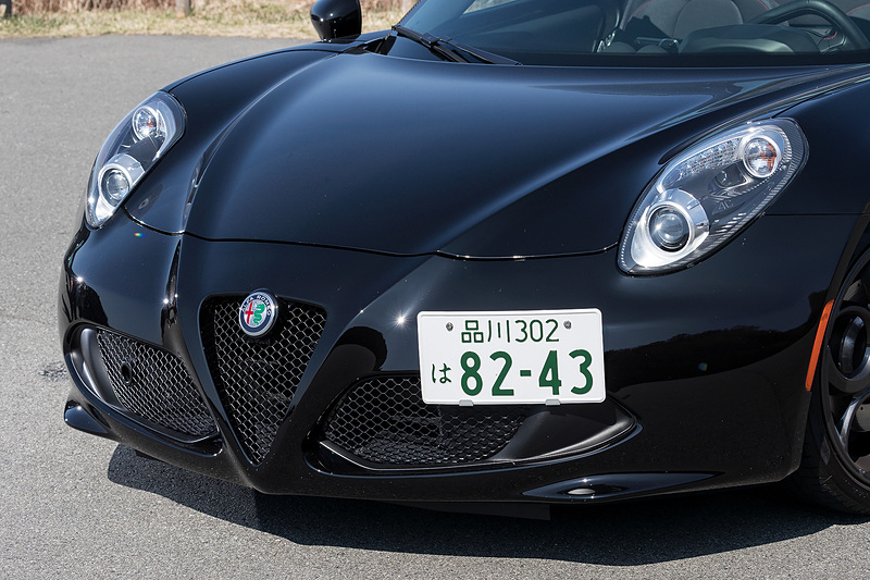 ノーズ部のフロントグリル、その上にマウントされる涙滴型のヘッドライトユニット（バイキセノン）、抑揚のあるボディライン、丸型テールランプを配したテールエンドなどは「8C コンペティツィオーネ」のイメージを用いたもの。足下はスポーツパッケージに含まれる装備となるフロント18インチ、リア19インチのアロイホイール（タイヤはピレリ「P ZERO」でサイズはフロントが205/45 R18、リアが235/35 R19）を装着。フロントにはブレンボ製4ピストンブレーキシステムが奢られる