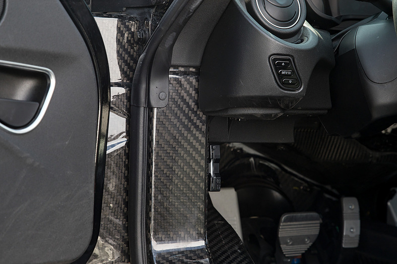 4C スパイダーではカーボンファイバー製パッセンジャーセルやアルミニウム製サブフレーム、低密度SMC（ガラス繊維強化樹脂）製ボディパネルといった軽量素材を用いて軽量ボディを実現