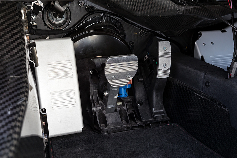 スパルタンなデザインのアルミニウム軽合金製のフットレスト＆ペダル