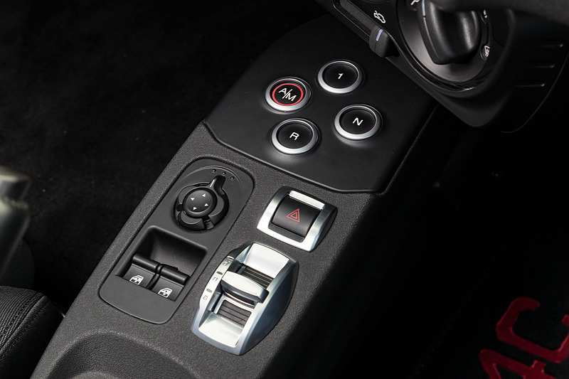 ブラックを基調にした4C スパイダーのインテリア。カーボンファイバー製のボディセルが目を引くとともに、フラットボトムのステアリングホイールやアルミニウム軽合金製のフットレスト＆ペダル、スポーツシートなどでレーシーな雰囲気を演出