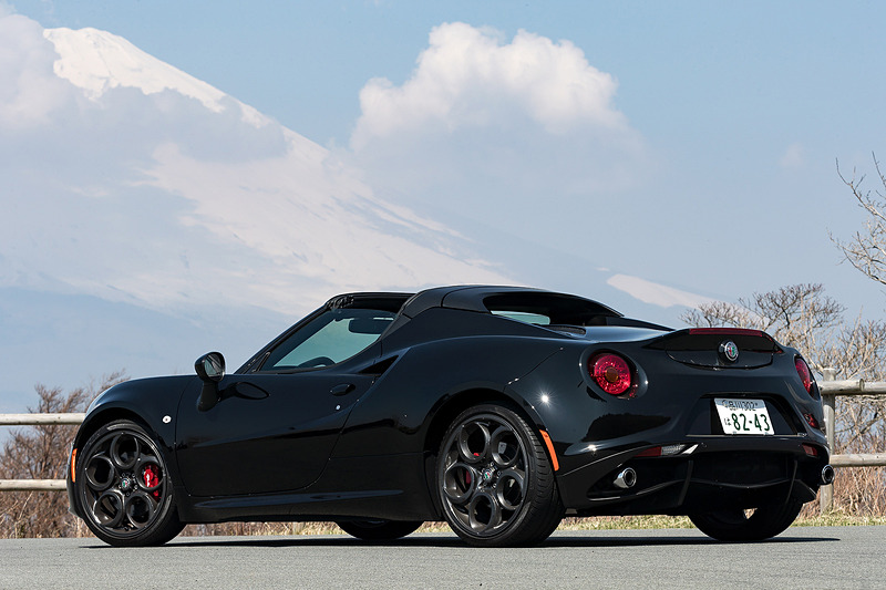 2シーターミッドシップ「アルファ ロメオ 4C」のオープントップモデル「4C スパイダー」は、日本では2015年11月に発売。製造はイタリアのマセラティ工場で行なわれ、最新のカーボンファイバー製モノコックシャシーとオールアルミニウムエンジンなどの採用で車両重量（日本仕様）は1060kgを実現している。ボディサイズは3990×1870×1190mm（全長×全幅×全高）、ホイールベースは2380mmと、ロー＆ワイドなスタイルが特徴。価格は849万円