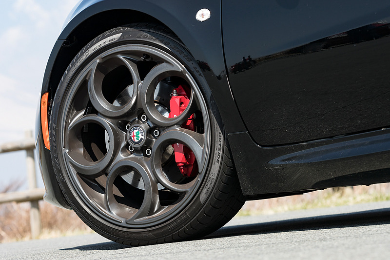 ノーズ部のフロントグリル、その上にマウントされる涙滴型のヘッドライトユニット（バイキセノン）、抑揚のあるボディライン、丸型テールランプを配したテールエンドなどは「8C コンペティツィオーネ」のイメージを用いたもの。足下はスポーツパッケージに含まれる装備となるフロント18インチ、リア19インチのアロイホイール（タイヤはピレリ「P ZERO」でサイズはフロントが205/45 R18、リアが235/35 R19）を装着。フロントにはブレンボ製4ピストンブレーキシステムが奢られる