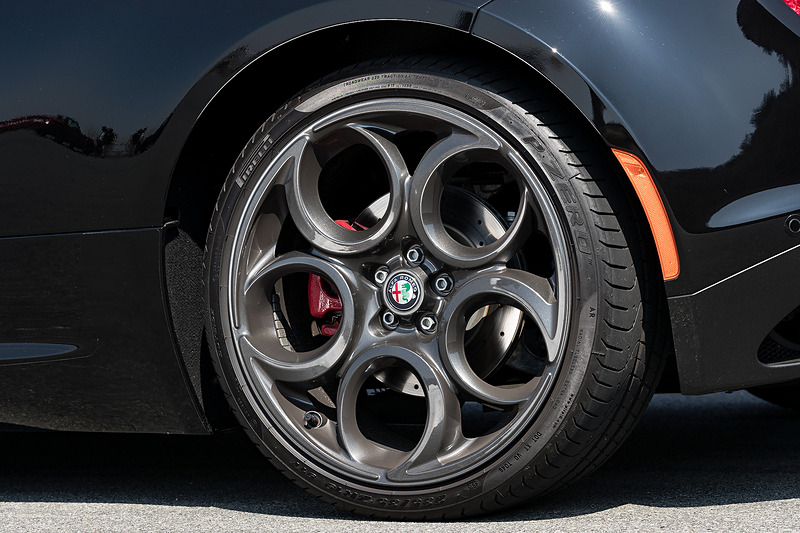 ノーズ部のフロントグリル、その上にマウントされる涙滴型のヘッドライトユニット（バイキセノン）、抑揚のあるボディライン、丸型テールランプを配したテールエンドなどは「8C コンペティツィオーネ」のイメージを用いたもの。足下はスポーツパッケージに含まれる装備となるフロント18インチ、リア19インチのアロイホイール（タイヤはピレリ「P ZERO」でサイズはフロントが205/45 R18、リアが235/35 R19）を装着。フロントにはブレンボ製4ピストンブレーキシステムが奢られる