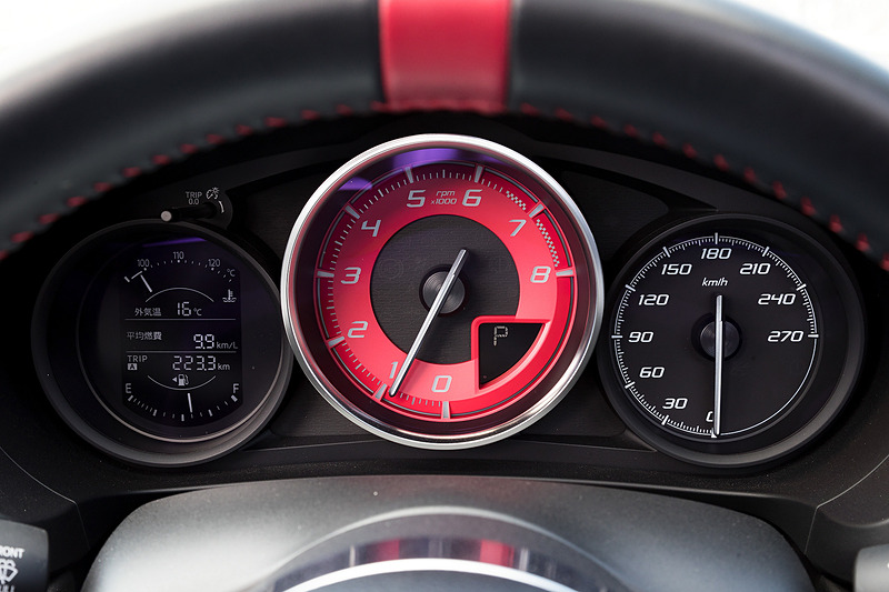 ブラックを基調に各所にレッドステッチなど赤色の加飾が与えられたアバルト 124 スパイダーのインテリア。アルミニウム製のペダル類、垂直に近いステアリングホイール、短いシフトレバーなどがスポーティなキャラクターを強調している