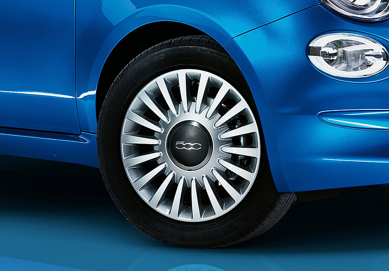 エクステリアではフォグランプ、専用15インチアルミホイール、クローム仕上げのエクステリアミラーハウジング、専用バッヂ（Bピラー）を特別装備