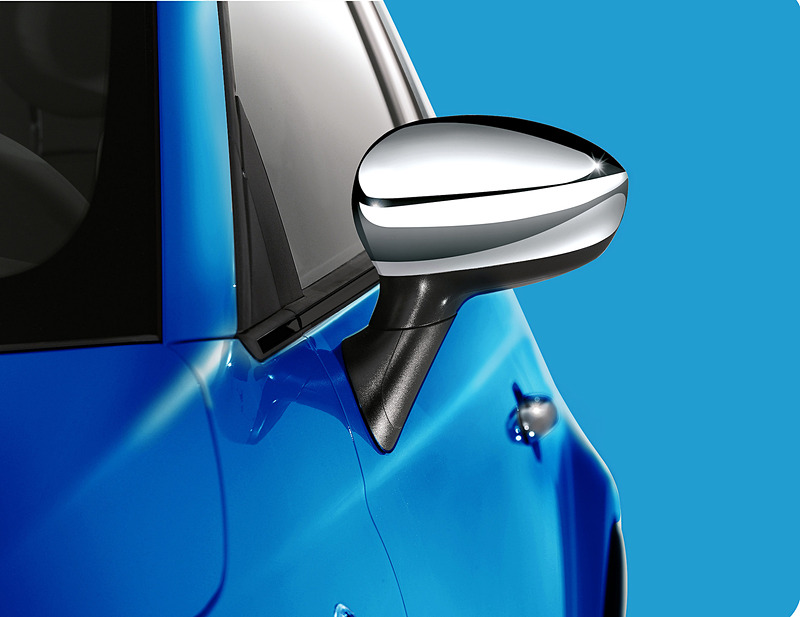 エクステリアではフォグランプ、専用15インチアルミホイール、クローム仕上げのエクステリアミラーハウジング、専用バッヂ（Bピラー）を特別装備