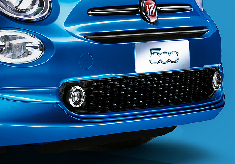 エクステリアではフォグランプ、専用15インチアルミホイール、クローム仕上げのエクステリアミラーハウジング、専用バッヂ（Bピラー）を特別装備