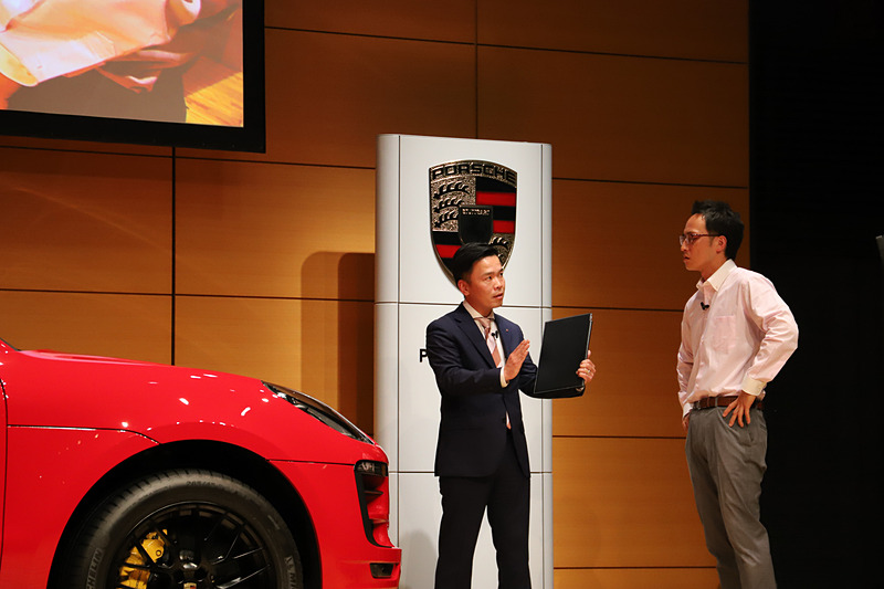 写真はセールスコンサルタントのロールプレイング。それぞれのスキルを活用して、10分間のロールプレイングを行なった