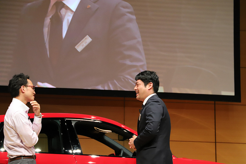 写真はセールスコンサルタントのロールプレイング。それぞれのスキルを活用して、10分間のロールプレイングを行なった