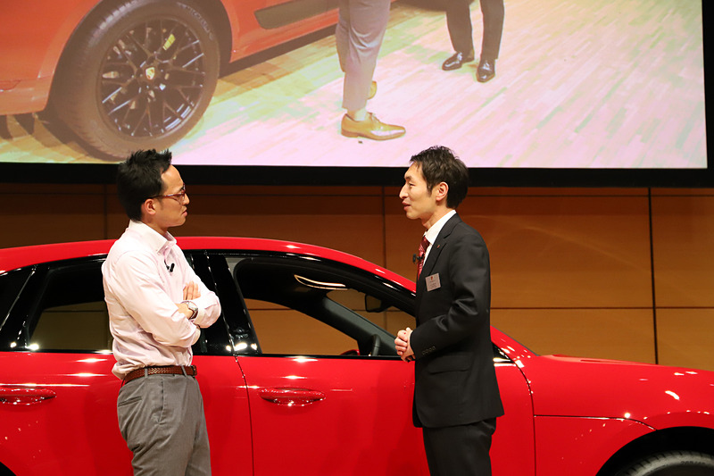 写真はセールスコンサルタントのロールプレイング。それぞれのスキルを活用して、10分間のロールプレイングを行なった