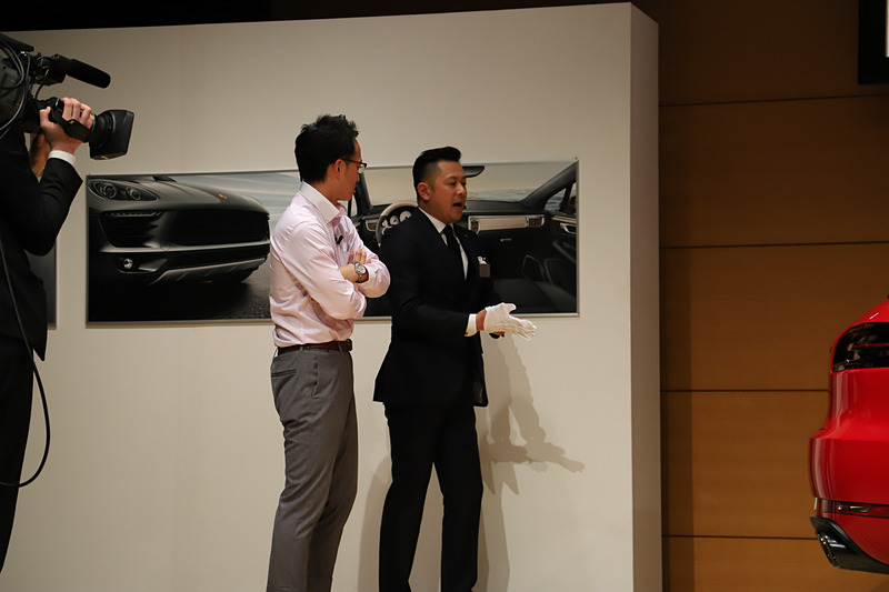 写真はセールスコンサルタントのロールプレイング。それぞれのスキルを活用して、10分間のロールプレイングを行なった