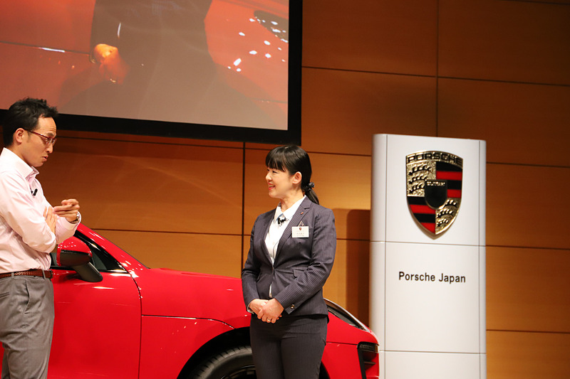 写真はセールスコンサルタントのロールプレイング。それぞれのスキルを活用して、10分間のロールプレイングを行なった