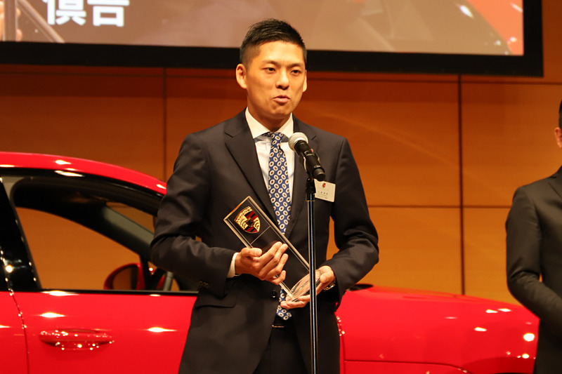 丸島氏は受賞に対して「前夜祭で、まさかのトップバッターを引いてしまいましたが、結果として非常に優秀なセールスの方々のロールプレイングを実際に見ることができて勉強になりました。自分が正しいとは思いませんが、いろいろなやり方がある中で、それぞれのやり方でこれからもポルシェの魅力をどんどん伝えられたらいいなと思っております」とコメント