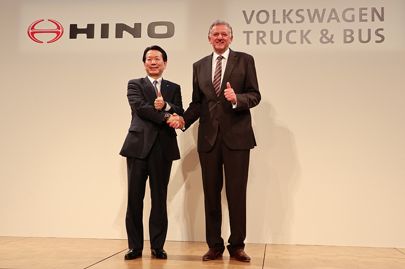 共同記者会見のフォトセッションで握手する日野自動車株式会社 代表取締役社長/CEOの下義生氏（左）と、フォルクスワーゲン トラック＆バス CEOのアンドレアス・レンシュラー氏
