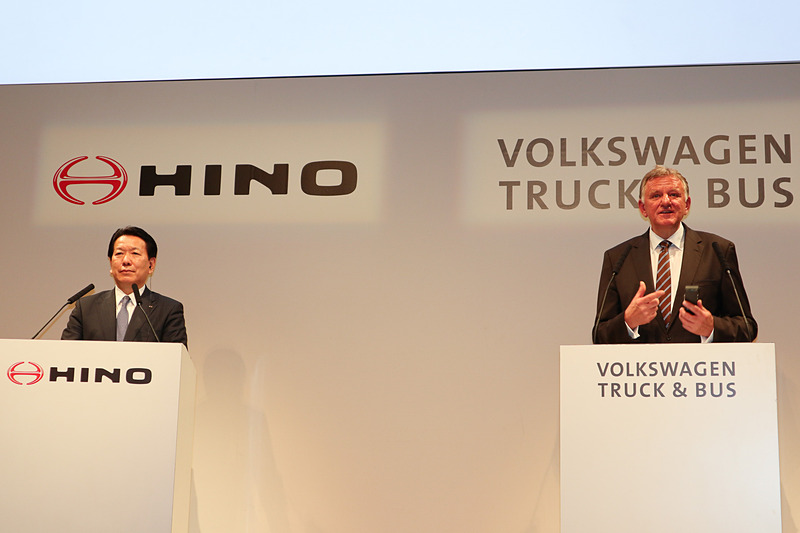 質疑応答中の両CEO