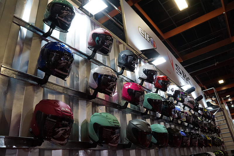 ウェアやヘルメットなどの用品も