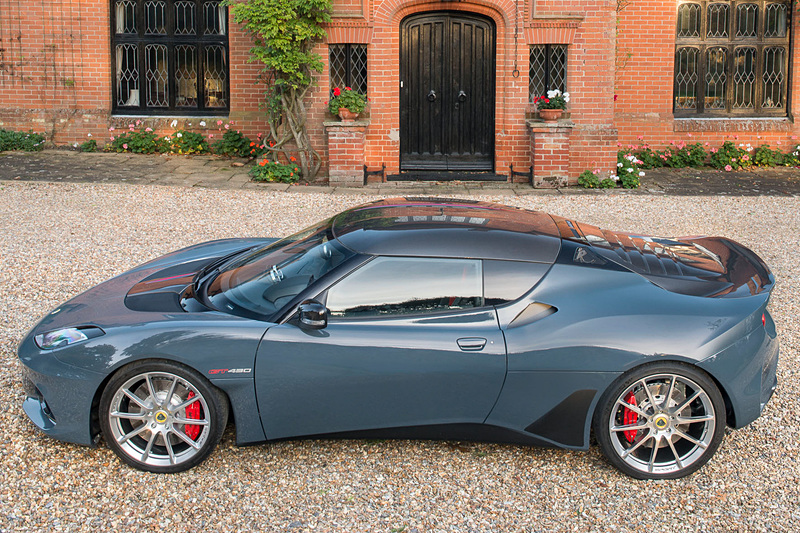 エヴォーラ GT430 スポーツでは、前後バンパーやルーフパネル、ワンピース構造のテールゲートなど外装の多くをカーボンファイバー製パーツで構成。軽量化のためエアロパーツを取り外したが、ダウンフォースをバランスよく整えて315km/h走行時に最大100kgのダウンフォースを発生する