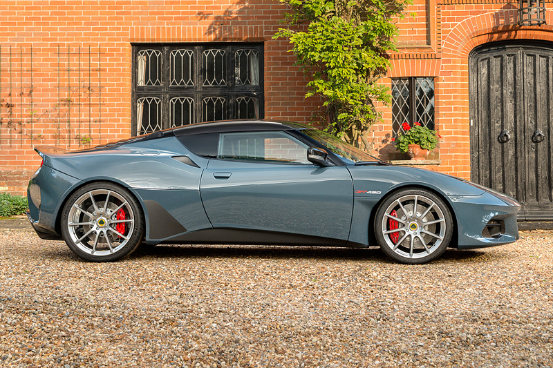 エヴォーラ GT430 スポーツでは、前後バンパーやルーフパネル、ワンピース構造のテールゲートなど外装の多くをカーボンファイバー製パーツで構成。軽量化のためエアロパーツを取り外したが、ダウンフォースをバランスよく整えて315km/h走行時に最大100kgのダウンフォースを発生する