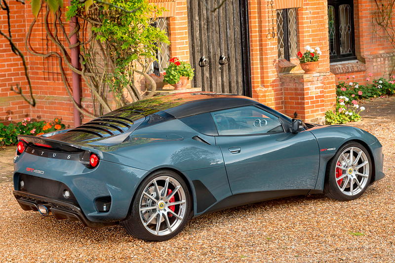 エヴォーラ GT430 スポーツでは、前後バンパーやルーフパネル、ワンピース構造のテールゲートなど外装の多くをカーボンファイバー製パーツで構成。軽量化のためエアロパーツを取り外したが、ダウンフォースをバランスよく整えて315km/h走行時に最大100kgのダウンフォースを発生する