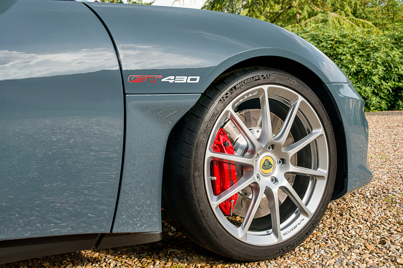 2ピース Jフック・ベンチレーテッド・ブレーキディスクとAPレーシング製4ピストンキャリパーを標準装備