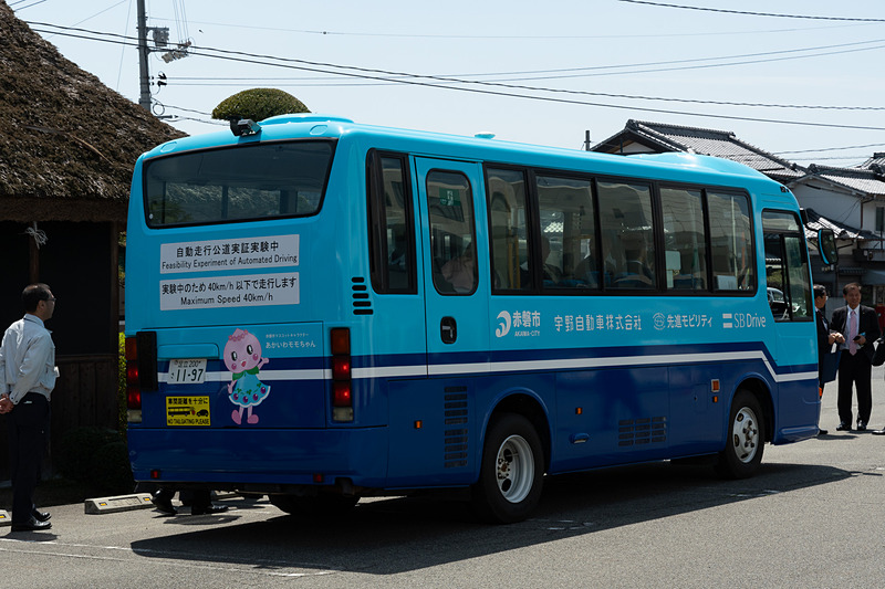 自動運転バスに使われるのは日野自動車「リエッセ」。中古車を自動運転車に改造したもの。どのようなクルマでも自動運転車になることを示している