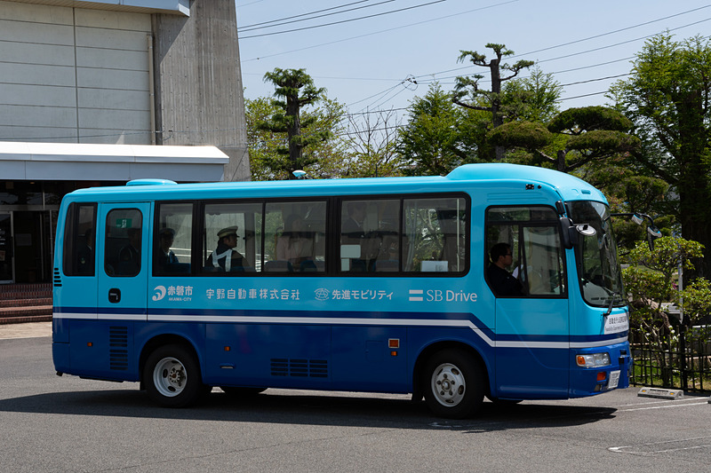 自動運転バスに使われるのは日野自動車「リエッセ」。中古車を自動運転車に改造したもの。どのようなクルマでも自動運転車になることを示している