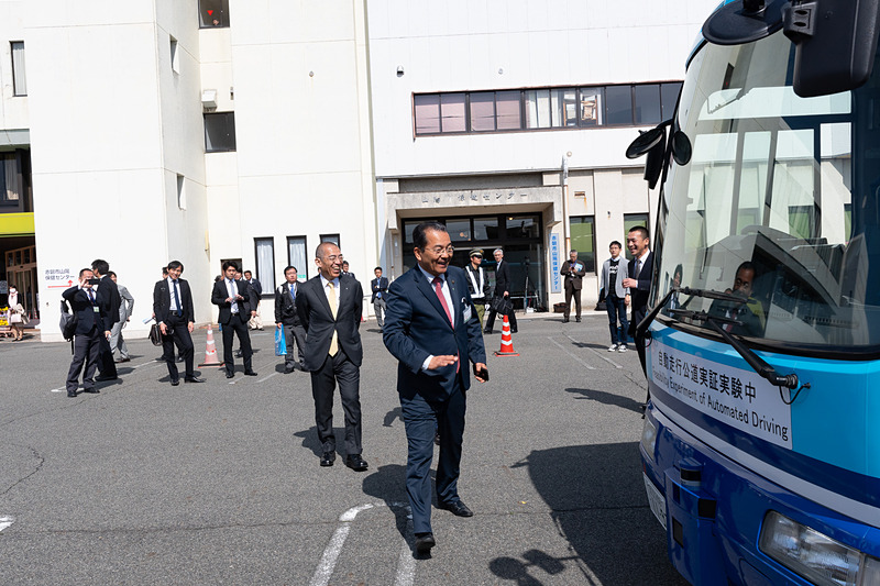 3人で自動運転バスに同乗