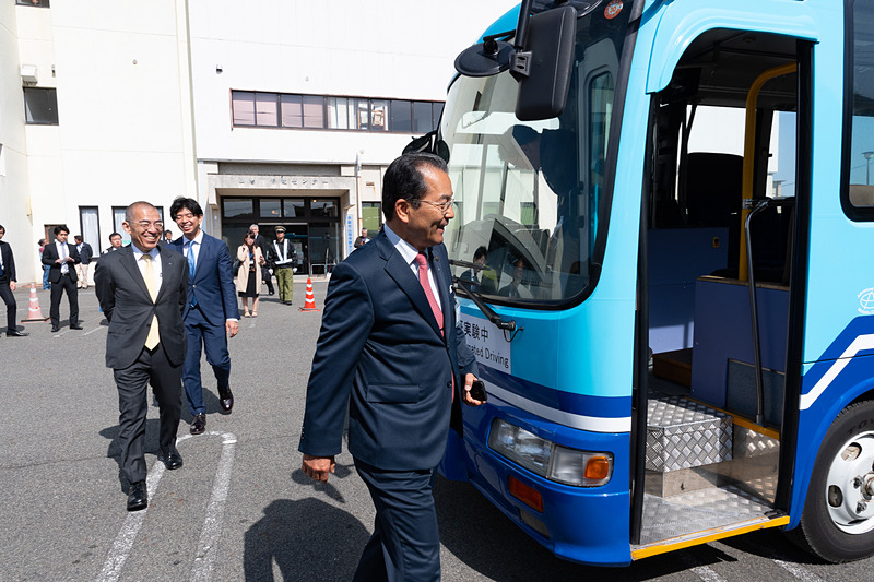 3人で自動運転バスに同乗