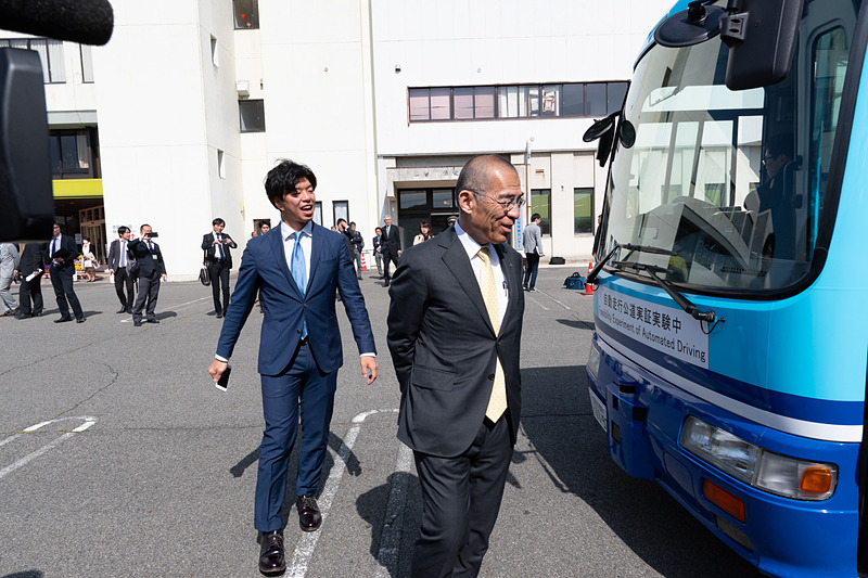 3人で自動運転バスに同乗