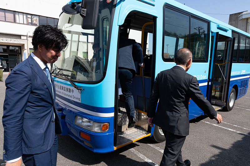 3人で自動運転バスに同乗