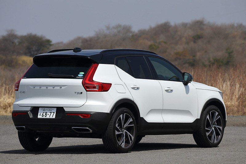 3月28日に発売された新型SUV「XC40」は、小型車専用として新開発された「CMA(コンパクト・モジュラー・アーキテクチャー)」をボルボとして初採用。安全性や機能性は大型車用の新世代プラットフォーム「SPA(スケーラブル・プロダクト・アーキテクチャー)」と共用し、90シリーズやXC60とほぼ同等となる16種類以上の先進安全・運転支援技術「IntelliSafe(インテリセーフ)」を搭載する。今回試乗したのは1月26日に300台限定で予約受注を行なった「T5 AWD R-Design 1st Edition」(559万円)で、ボディサイズは4425×1875×1660mm(全長×全幅×全高)、ホイールベースは2700mm。同モデルはすでに完売とのこと