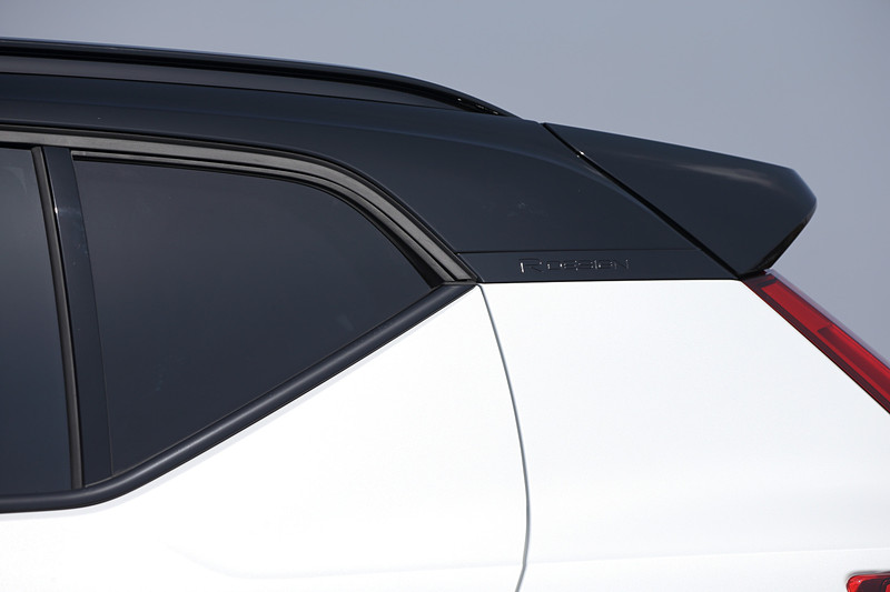 エクステリアでは上級モデルのXC90やXC60などで採用する北欧神話の「トール・ハンマー」をモチーフとしたT字型ヘッドライトや、上部まで伸びるリアコンビネーションランプなどを継承する一方で、XC90やXC60に比べてよりスポーティでカジュアルなスタイリングを特徴とする。足下では20インチアルミホイールを装着。ボンネットの助手席側にある樹脂製のスウェーデン国旗のアクセサリーは、初期納車分だけに設定されたもの