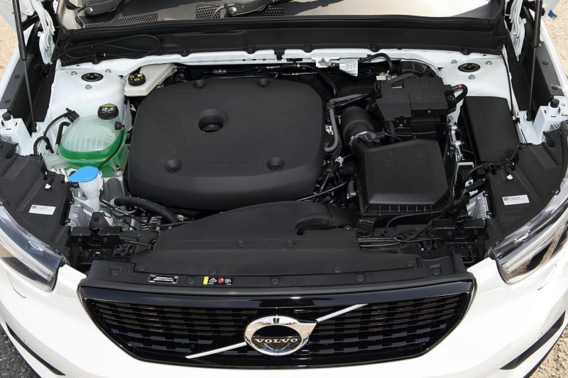 T5 AWD R-Design 1st Editionが搭載する直列4気筒DOHC 2.0リッター直噴ターボ「B420」型エンジンは、最高出力185kW（252PS）/5500rpm、最大トルク350N・m（35.7kgf・m）/1800-4800rpmを発生。JC08モード燃費は12.4km/L